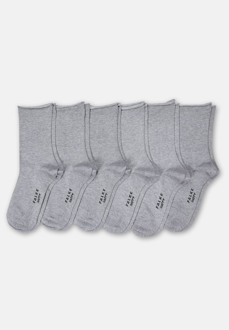 Šesť párov svetlosivých členkových ponožiek usporiadaných vedľa seba, každé s nápisom "FALKE HAPPY" čiernou farbou na podrážke.