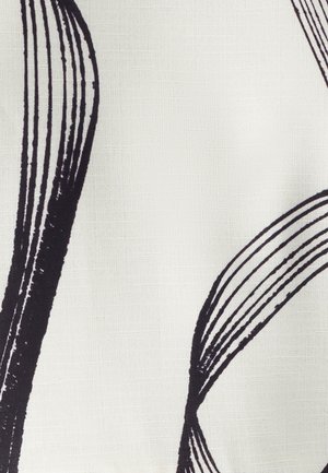 Stof met een gecreëerde witte achtergrond die is voorzien van gedurfde, vloeiende zwarte lijnen en abstracte patronen, waarbij contrast en visuele beweging worden benadrukt.