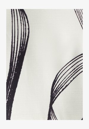 Stof met een gecreëerde witte achtergrond die is voorzien van gedurfde, vloeiende zwarte lijnen en abstracte patronen, waarbij contrast en visuele beweging worden benadrukt.