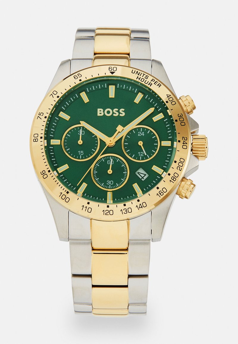Orologio con quadrante verde e accenti dorati, cinturino in acciaio inossidabile e tono gold, funzionalità di cronografo e display della data posizionato alle 4.