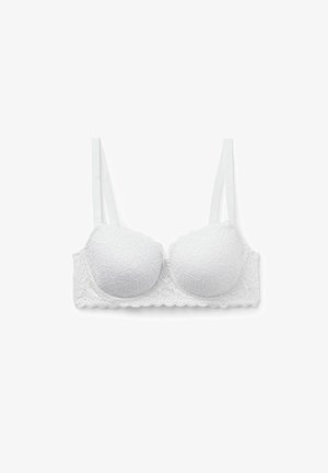 Soutien-gorge en dentelle blanche avec des bonnets rembourrés, un bord en dentelle festonné et des bretelles ajustables. Présente un motif floral sur l'ensemble. Design classique.