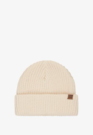 Crème-kleurige gebreide beanie met ribbelstructuur, voorzien van een omgeslagen boord en een klein bruin leren logo-label aan de zijkant.