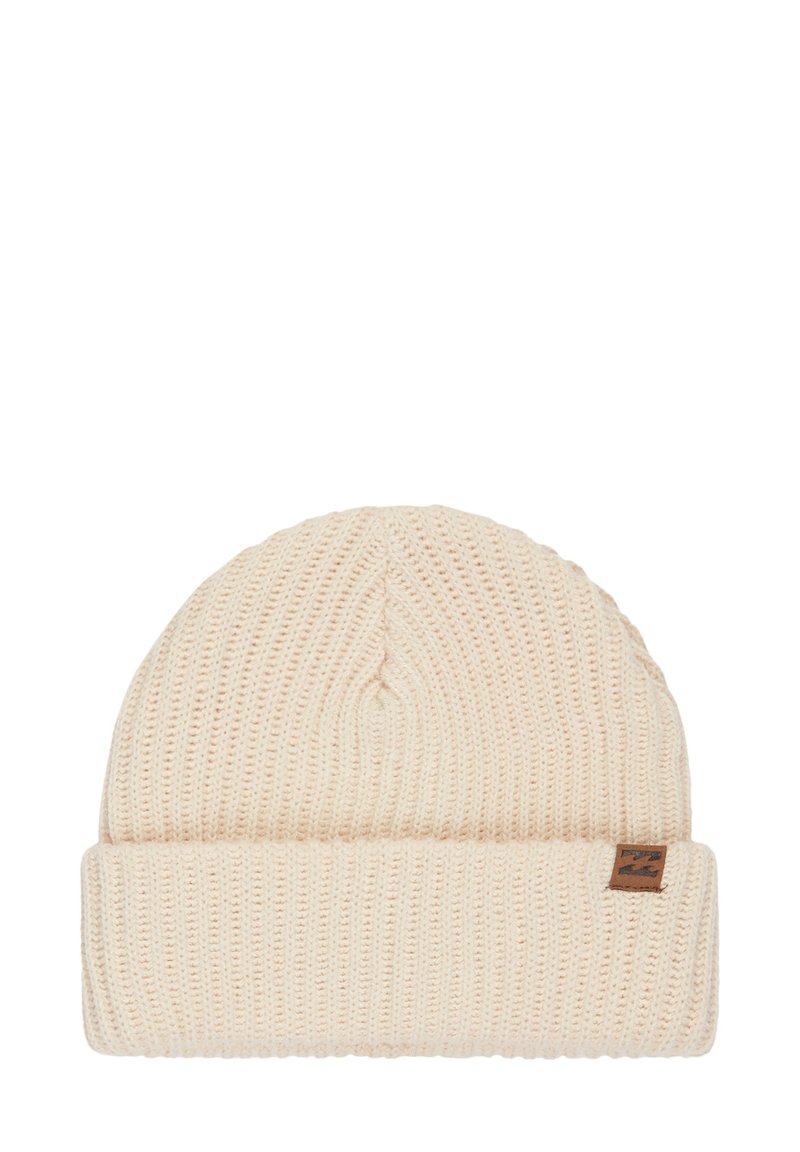 Gorro de punto color crema con textura acanalada, que presenta un dobladillo y una pequeña etiqueta de cuero marrón en el lateral.