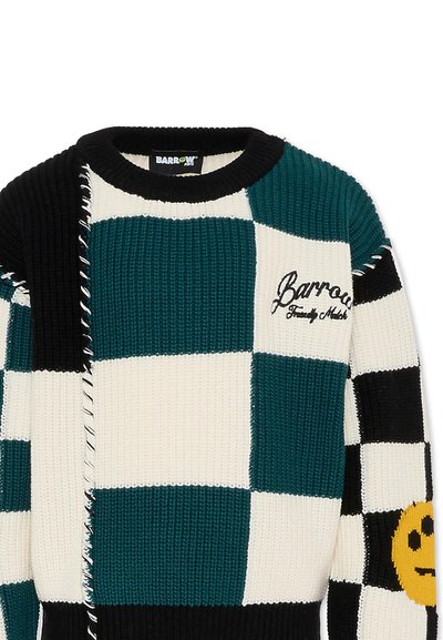 Maglione lavorato a maglia con motivo a scacchi in nero, bianco e teal. Presenta un ricamo del marchio a contrasto e un dettaglio emoji.