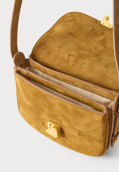 Καφέ σουέντ τσάντα χιαστί με χρυσό κούμπωμα, ανοιχτό καπάκι και μπεζ εσωτερική επένδυση που δείχνει δύο βασικά διαμερίσματα.