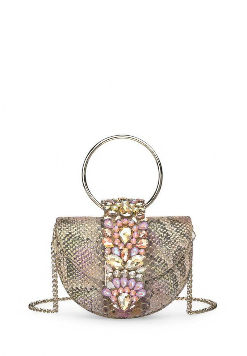 Bolso de mano metálico redondo con textura de estampado de serpiente en tonos dorados y rosas, que presenta un adorno joya y una correa de cadena.