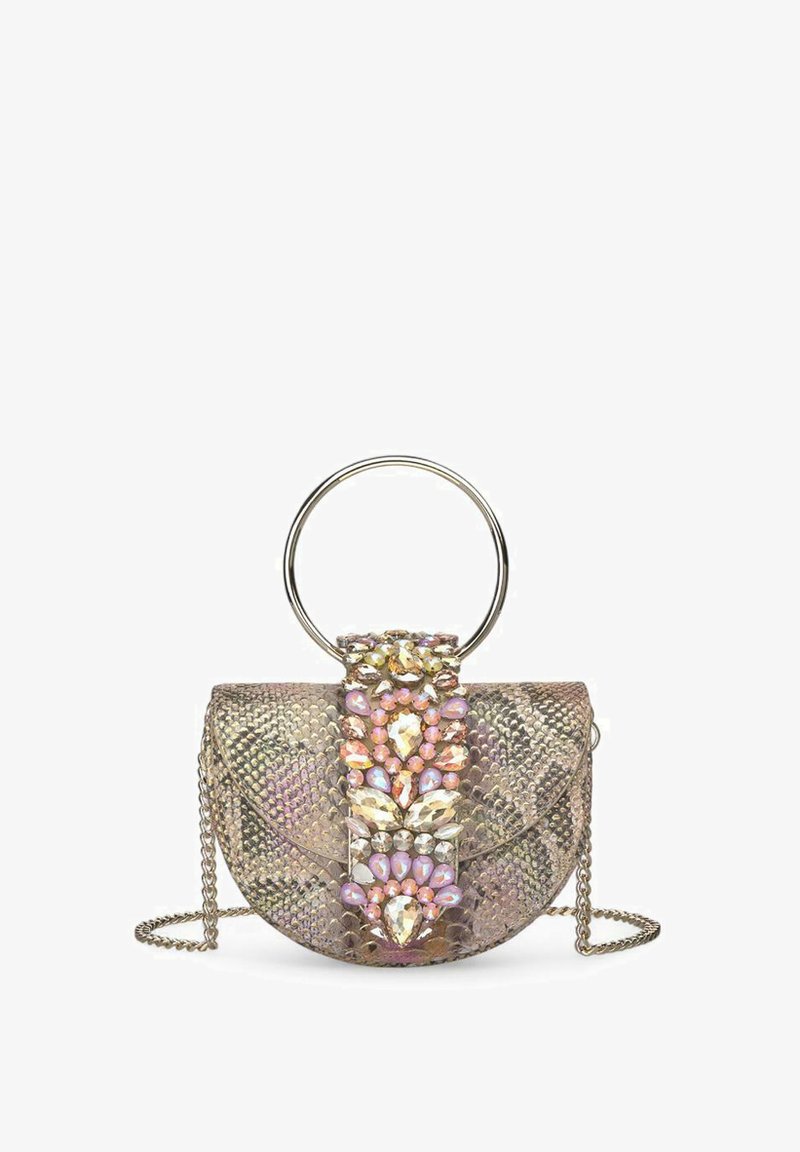 Bolso de mano metálico redondo con textura de estampado de serpiente en tonos dorados y rosas, que presenta un adorno joya y una correa de cadena.