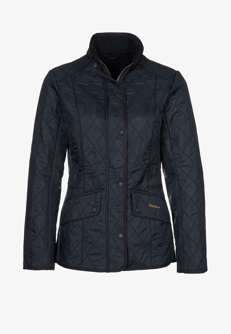 Czarna pikowana kurtka ze stójką, zatrzaskami, dwoma przednimi kieszeniami i subtelnym logo. Wykonana z gładkiego, lekkiego materiału.