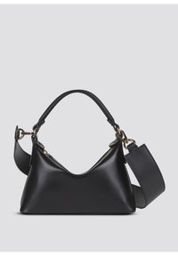 Zwarte leren tas met een driehoekige vorm, bovenhandgreep en afneembare schouderriem. Bevat een gouden rits en een gladde textuur.