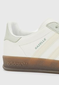 adidas Originals GAZELLE INDOOR UNISEX - Sneaker low - core white/wonder white/halo green