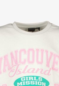 Witte katoenen T-shirt met een ronde hals. Heeft roze en turquoise grafische tekst: "Vancouver Island Girls Mission." Zachte textuur.