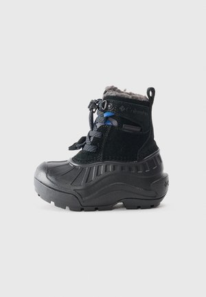 Bottes noires imperméables avec une semelle en caoutchouc texturée, un dessus en daim, une doublure en polaire grise et des lacets d'accent bleu pour un maintien sécurisé.