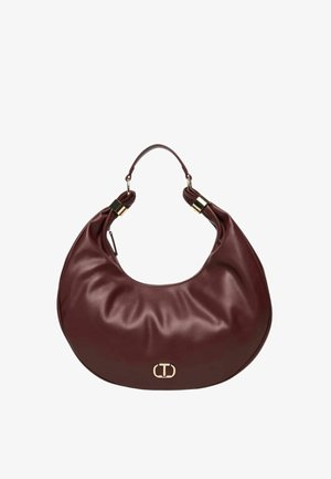 Borsa hobo bordeaux in pelle liscia, con un accento logo dorato e due dettagli in metallo dorato sulla tracolla.