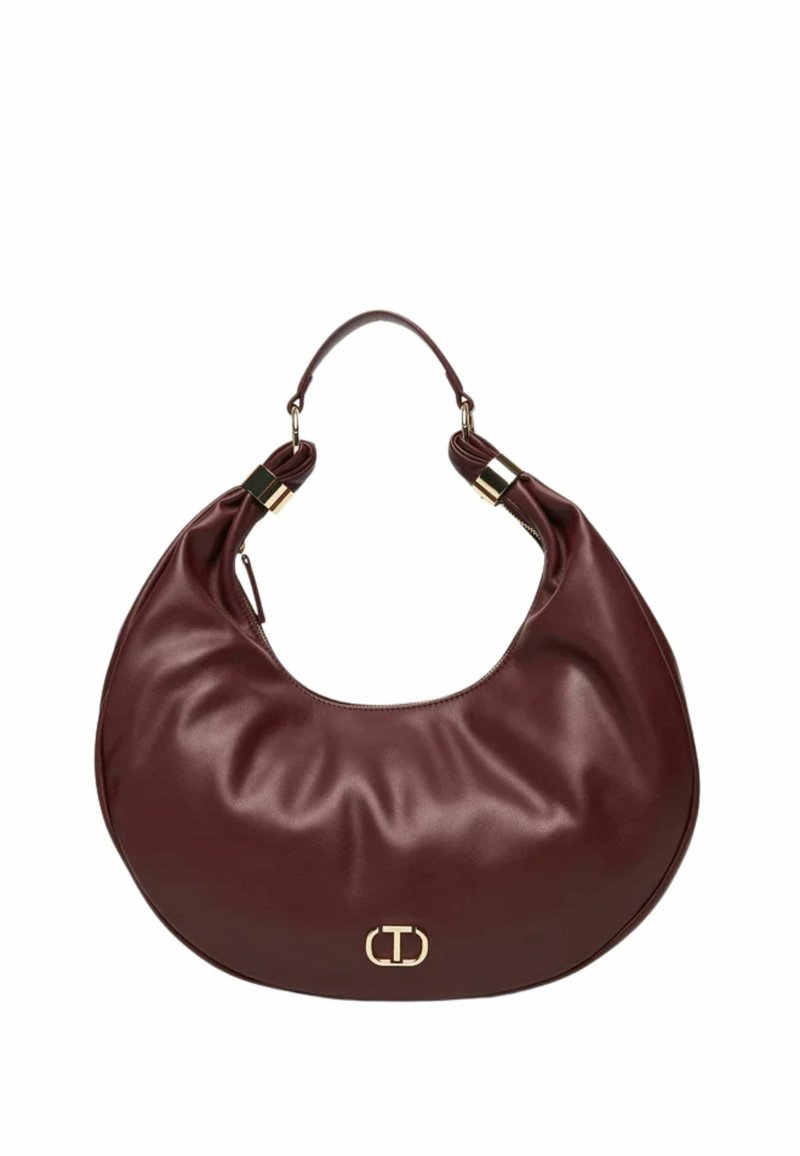 Borsa hobo bordeaux in pelle liscia, con un accento logo dorato e due dettagli in metallo dorato sulla tracolla.