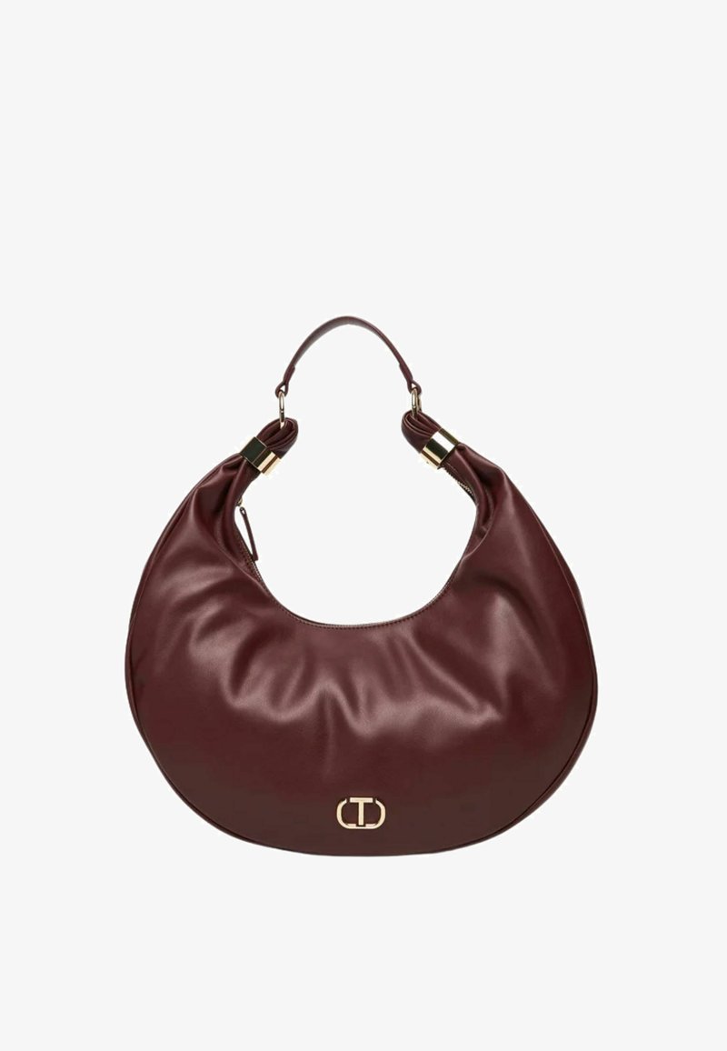 Borsa hobo bordeaux in pelle liscia, con un accento logo dorato e due dettagli in metallo dorato sulla tracolla.