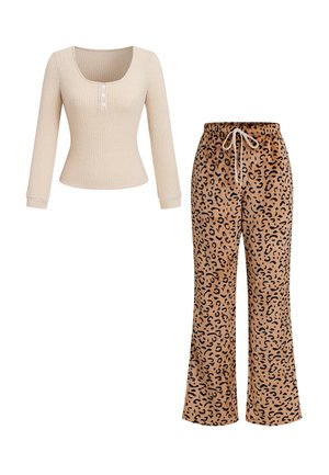 Beżowa prążkowana bluzka z długim rękawem i trzema guzikami, zestawiona z brązowymi szerokimi spodniami w panterkę z wiązaniem w pasie.