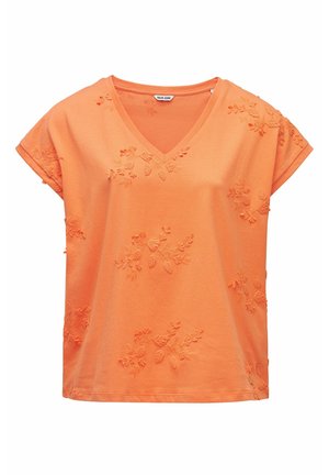 Haut orange à manches courtes avec col en V et motifs subtils de broderie florale dispersés sur le tissu.