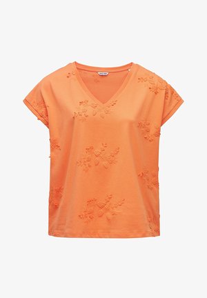 Top naranja de manga corta con escote en V y sutiles patrones de bordado floral esparcidos por la tela.