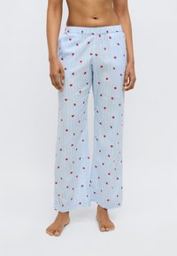 Pantalon de pyjama bleu clair avec motifs de fraises rouges et rayures verticales. Fabriqué en tissu doux avec une ceinture élastique.