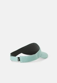 Hellblaue Visor mit gebogenem Schild, perforierter Textur und schwarzem Innenfutter. Verstellbarer Riemen hinten mit Logodetail.