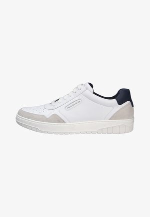 Baskets blanches avec un avant perforé, des accents en suède gris et un talon bleu marine. Dotées d'une semelle en caoutchouc et d'un laçage sur le devant. Design épuré et moderne.