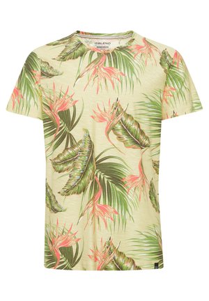 Lühikeste varrukatega T-särk heledast kollasest kangast, millel on troopilise lehe ja lille muster rohelise ja roosa tooni, ümar kaelus ja pehme tekstuur.