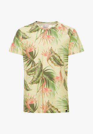 T-shirt à manches courtes en tissu jaune clair avec un imprimé de feuilles tropicales et de fleurs dans des tons de vert et de rose, col rond et texture douce.