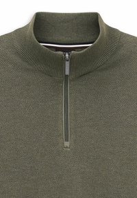 Pullover mit Viertel-Reißverschluss in olivgrün, strukturiertem Strickstoff. Mit einem gerippten Kragen und einem Reißverschluss mit einem kleinen silbernen Zipper.