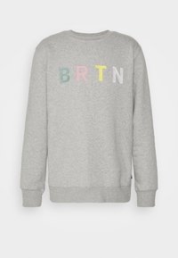 Felpa grigia con maniche lunghe, scollo rotondo e lettere ricamate "BRTN" in colori pastello: blu, rosa, giallo e bianco.