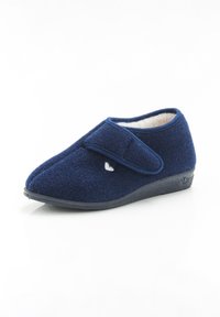 Zapatillas de felpa de color azul marino con tira de Velcro ajustable, forro interior suave y un pequeño detalle bordado en forma de corazón blanco en un lado.