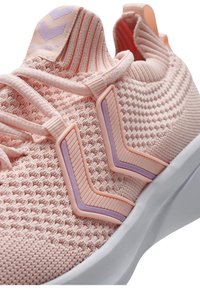 Helle rosa Sportschuhe mit einem strukturierten Mesh-Obermaterial, das geschwungene lila Akzente und eine weiße Sohle aufweist. Schnürsenkel und eine Fersenlasche sind enthalten.