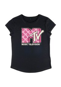 Černé tričko s krátkým rukávem s velkým logem MTV v růžové barvě a vzory srdcí, a pod logem nápis "MUSIC TELEVISION" v bílé barvě.