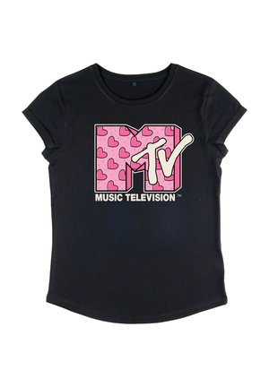 Černé tričko s krátkým rukávem s velkým logem MTV v růžové barvě a vzory srdcí, a pod logem nápis "MUSIC TELEVISION" v bílé barvě.