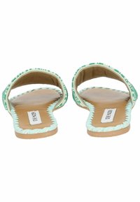 Sandali a scorrimento con perline, dotati di due cinturini larghi, caratterizzati da una combinazione di colori verde menta e beige, una suola piatta e bordi con cuciture testurizzate.
