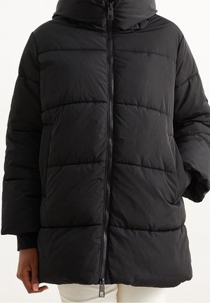 Doudoune noire avec zip sur le devant, capuche surdimensionnée et design matelassé. Elle dispose de poignets élastiques et de poches latérales pour plus de fonctionnalité.