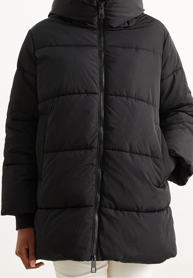 Czarna pikowana kurtka puchowa z zapięciem na zamek z przodu, oversize'owym kapturem i pikowanym wzorem. Posiada elastyczne mankiety oraz boczne kieszenie dla zwiększenia funkcjonalności.