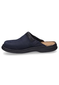 Námořnické modré slip-on boty s hladkým nubukovým svrškem, černými koženými detaily, kulatou špičkou, polstrovanou stélkou a flexibilní gumovou podrážkou.