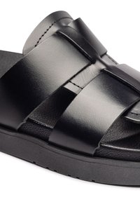 Infradito neri con ampie cinturini in pelle liscia, una soletta testurizzata e una suola in gomma spessa con profilo basso.