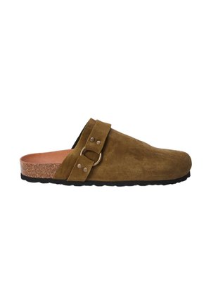Sabot en suède brun à bout arrondi, avec une semelle intermédiaire en liège et une sangle ajustable dotée d'un anneau en métal et de deux clous en métal.