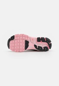 Nike Sportswear ZOOM VOMERO 5 NEWS - Športni copati - photon dust/metallic silver/pink foam/medium soft pink/wolf grey/black