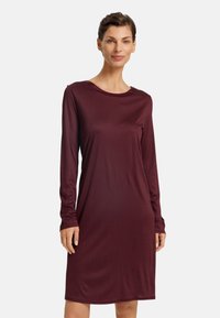 Vinröd långärmad klänning, tillverkad av ett slätt tyg, har en rund halsringning och faller till mitten av låret, med en avslappnad passform och enkel design.
