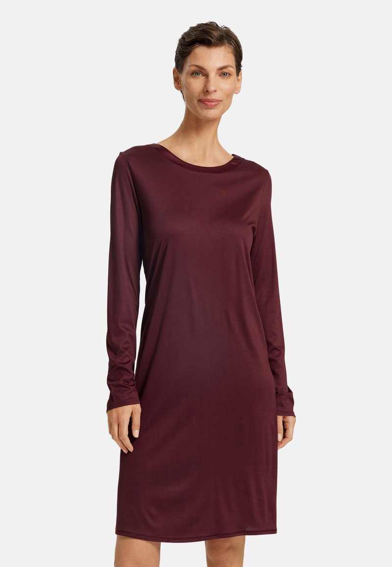 Vinröd långärmad klänning, tillverkad av ett slätt tyg, har en rund halsringning och faller till mitten av låret, med en avslappnad passform och enkel design.