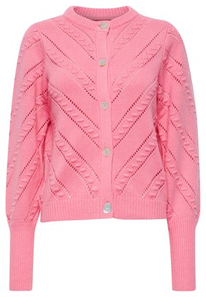 Rozā adīta kardigāna ar apaļu kakla izgriezumu, pogu aizdari un teksturētu rakstu ar diagonālām līnijām un mazām izgriezumu detaļām.