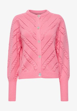 Cardigan rose en tricot avec un col rond, une fermeture à boutons et un motif texturé avec des lignes diagonales et de petits découpes.