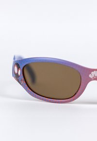 Occhiali da sole blu e rossi con un motivo a ragnatela, lenti marroni oscurate e una grafica di un personaggio sul lato. Finitura in plastica liscia.