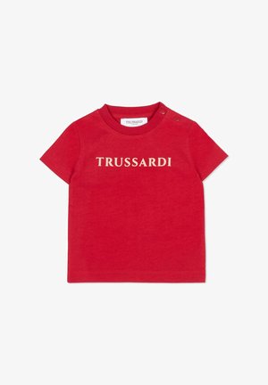 T-shirt rossa in cotone con maniche corte, collo a giro e logo dorato "TRUSSARDI" sulla parte anteriore. Bottoni a pressione sulla spalla.