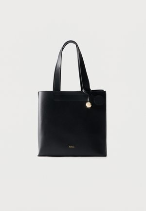 Sac cabas en cuir noir avec doubles anses, petit emblème doré et logo Furla en lettres dorées au centre avant.