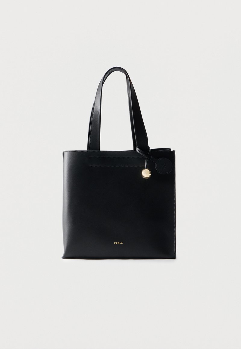 Μαύρη δερμάτινη τσάντα ώμου με διπλές λαβές, μικρό χρυσό έμβλημα και λογότυπο Furla με χρυσά γράμματα στο κέντρο μπροστά.