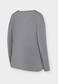 Γκρι μακρυμάνικο πουκάμισο από μαλακό ύφασμα, με άνετη εφαρμογή, στρογγυλή λαιμόκοψη και διακοσμητικά στοιχεία στους ώμους.