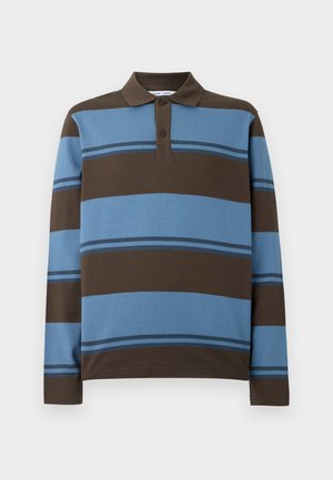 Polo skjorte med lange ermer, brune og lyseblå horisontale striper, med en tre-knapps placket og ribbkanter på kragen.
